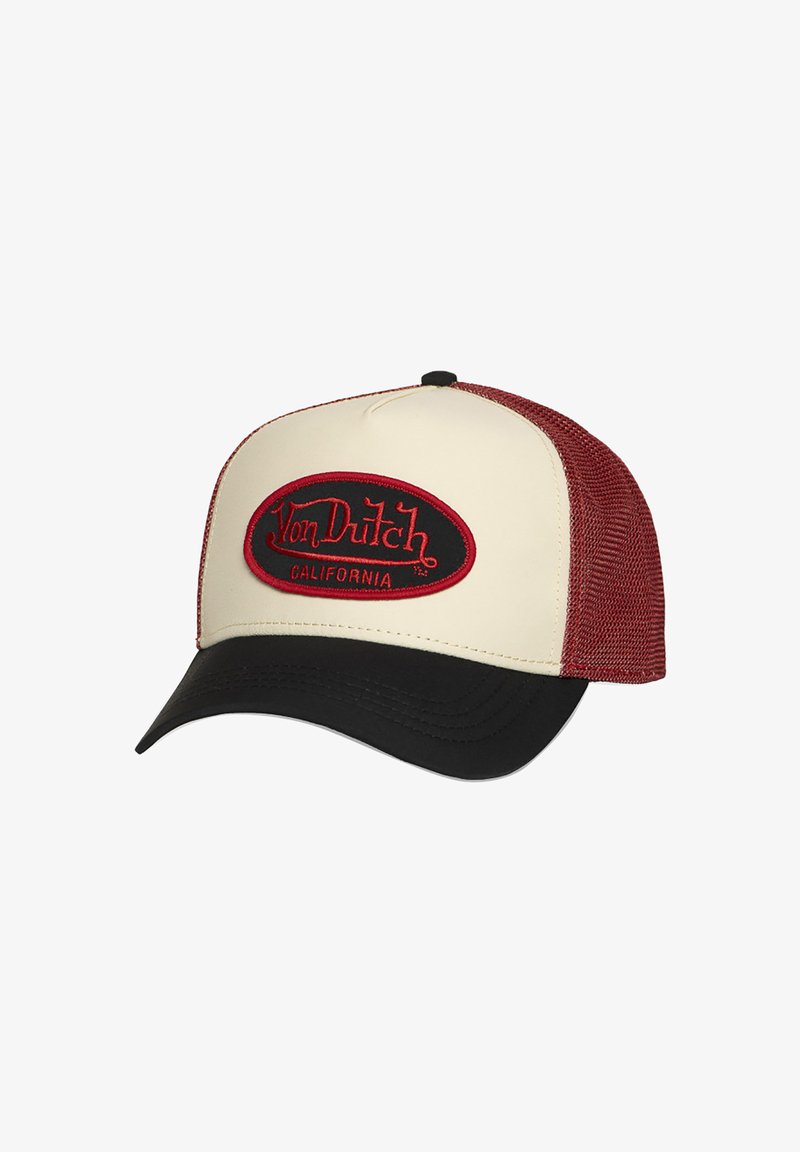 Gorra trucker tricolor con frente color crema, parte trasera de malla roja, visera negra y un parche con borde rojo que dice "Von Dutch California" en el panel frontal.