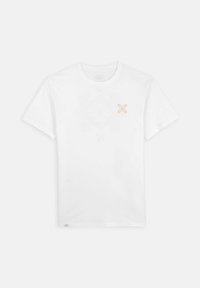 T-shirt en coton blanc à manches courtes, avec un petit design graphique bleu et orange sur la poitrine gauche. Design simple et épuré.