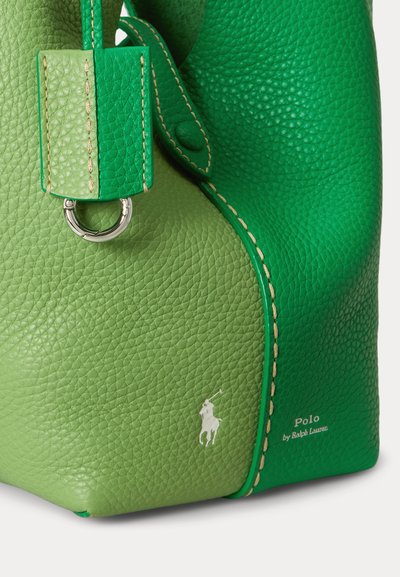 Groene leren tas met lichte en donkere panelen, beige stiksels, zilveren ringdetail en het Polo by Ralph Lauren-logo op de onderste hoek.