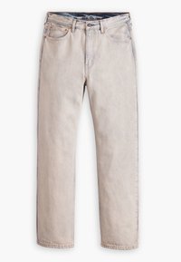 Jean en denim beige clair avec une coupe droite, des coutures visibles, cinq poches et une fermeture classique à bouton à la taille.