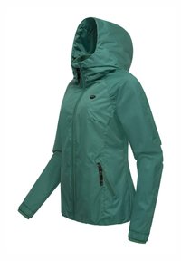 Giacca impermeabile verde con cappuccio, dotata di zip frontale e tasche laterali, realizzata in tessuto leggero e liscio con polsini elastici.