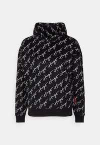 Sudadera negra con texto en cursiva blanco "Hugo" impreso en diagonal por toda la prenda, con puños y dobladillo acanalados, y una etiqueta roja en la manga.