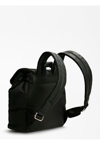 Mochila negra de nailon con correas acolchadas para los hombros, forma estructurada, asas superiores y un diseño elegante. Cuenta con detalles en herrajes de tono dorado.