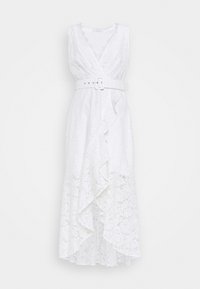 Robe en dentelle blanche avec un design enveloppant, un décolleté en V et une taille ceinturée. Présente un ourlet volé et un motif floral sur un tissu texturé.