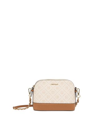 Kleine rechteckige Crossbody-Tasche aus beigem gemustertem Stoff, braunem Lederboden, goldfarbigem Kettenriemen und "Carlo Colucci"-Logo auf der Vorderseite.