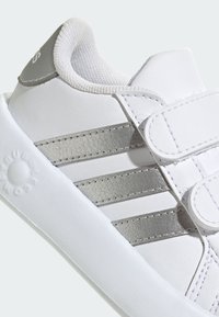 adidas Sportswear GRAND COURT 2.0 - Scarpe primi passi - cloud white   matte silver   cloud white