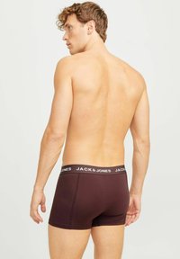 Burgunderfarbene Boxershorts mit einem schwarzen Bund, der das "JACK & JONES"-Logo trägt. Weicher, elastischer Stoff mit glatter Textur.