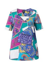 Top de manga corta con un diseño de patchwork que presenta estampados coloridos, incluyendo motivos florales y figurativos, sobre un fondo blanco.