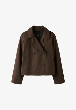 Giacca corta doppiopetto marrone con ampi revers, quattro bottoni, tasche laterali e maniche lunghe.