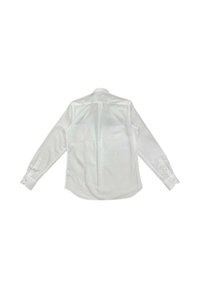 Camisa blanca de manga larga con una costura en la parte posterior, puños con botón y un dobladillo ligeramente curvado. Textura suave, cuello clásico y corte ajustado.