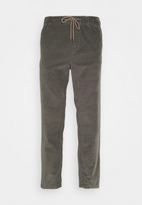 Mörkgröna manchesterbyxor med dragsko i midjan, rak skärning och subtil räfflad textur. Två sidofickor och ren fåll.