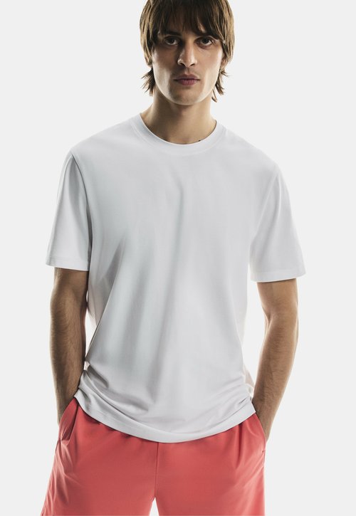 On FOCUS - Basic T-shirt - white — foto 4
