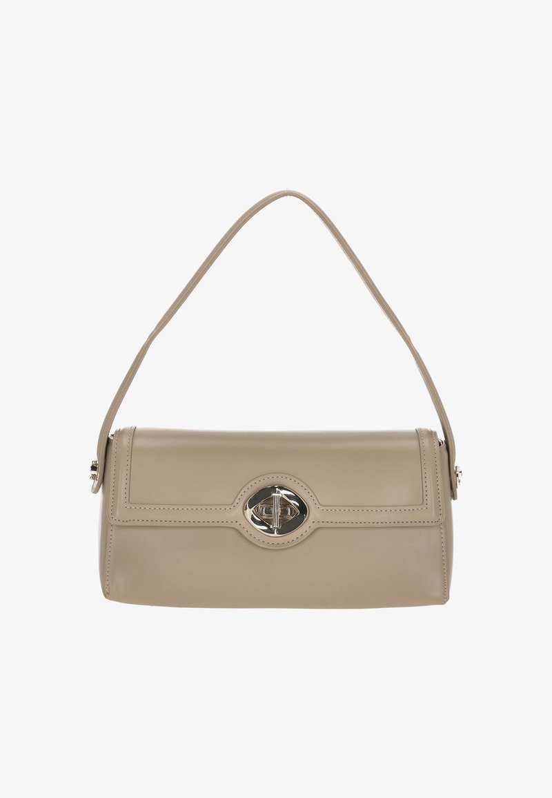 Bolso de mano de cuero beige con una correa para el hombro curvada, detalle ovalado de herrajes plateados y una forma lisa y estructurada.