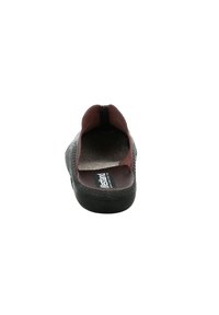 Scarpa nera slip-on con esterno texturizzato, punta rotonda e retro aperto, dotata di una soletta imbottita e rivestimento bordeaux a contrasto.