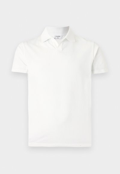 Polo blanc à manches courtes avec col et une petite étiquette à l'intérieur du col indiquant « FILIPPA K », présenté sur un fond clair uni.