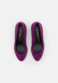 Chaussures plates en daim violet à bout pointu avec une doublure intérieure lisse noire et un logo doré. Taille 37.