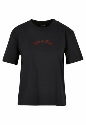 Sort kortærmet t-shirt lavet af bomuld med en rød buet teksttryk med teksten "Kærlighed er blind." Enkel, afslappet pasform.