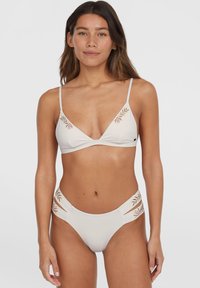 Bikini blanc avec un haut triangulaire et un bas assorti. Présente une broderie colorée de feuilles sur les bonnets et sur les côtés. Tissu lisse et extensible.