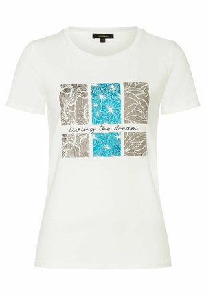 Hvid T-shirt med korte ærmer med et mønstret grafik med blå og brune firkanter og teksten "living the dream" i kursiv.