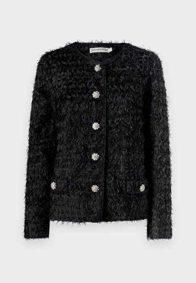 Zwarte textuurjacket met een pluizige stof, ronde halslijn en vijf decoratieve knopen met een bloemmotief. Geen zichtbare zakken.