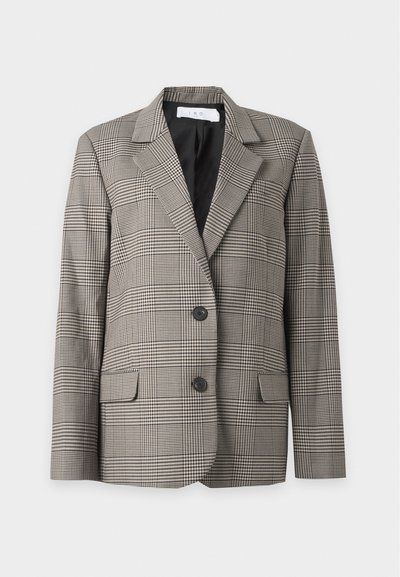 Blazer à carreaux gris et noir avec revers crantés, deux boutons devant, poches à rabat et doublure intérieure noire.