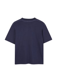 T-shirt in cotone blu navy con maniche corte, caratterizzata da un colletto arrotondato e cuciture a contrasto lungo le spalle e sul retro.