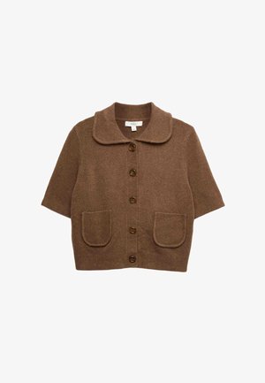Hnědý krátký kardigan s krátkými rukávy vyrobený z měkkého materiálu, s kulatým límečkem, zapínáním na knoflíky vpředu a dvěma náprsními kapsami.