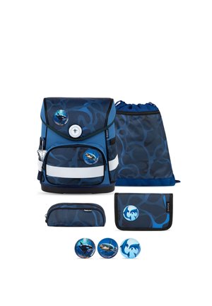 Marineblaues Schulrucksack-Set mit Knöpfen in Form von Meerestieren, bestehend aus Rucksack, Turnbeutel, Federmäppchen, Geldbörse und drei tierischen Pins.
