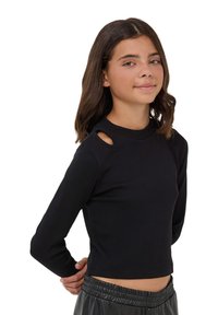 Czarny, długi rękaw crop top o żebrowanym wzorze, z wysokim kołnierzem i wycięciami na ramionach. W zestawie z dołem na elastycznej talii.