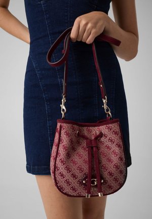 Guess, SAMANTHA LOGO MINI BUCKET - Bandolera - rot merf