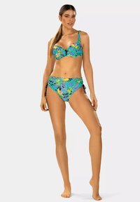 Kwiatowy zestaw bikini z turkusowym dołem i żywymi tropikalnymi wzorami. Biustonosz z drutem wklejonym, z regulowanymi ramiączkami i dopasowanymi wysokimi majtkami.