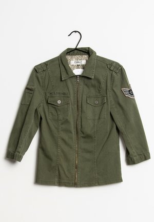 Zielona, długorękawowa kurtka w stylu wojskowym z przednim zamkiem błyskawicznym, dwoma zapinanymi na guziki kieszeniami na piersiach, naramiennikami i naszywką na lewym rękawie.