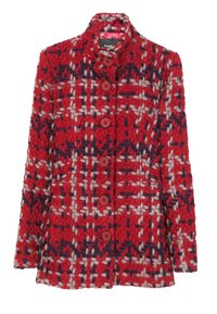 Cappotto di lana rosso testurizzato con motivo intrecciato blu navy e bianco, cinque bottoni rossi sul davanti e colletto a sacco.