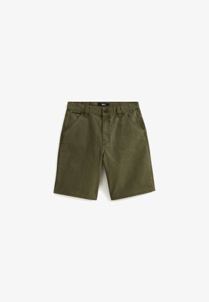 Oliwkowe bawełniane szorty o prostym kroju, z przednimi kieszeniami, paskiem do założenia oraz zapięciem na guziki.
