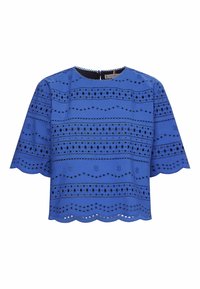 Top blu con maniche corte, caratterizzato da ricami ad occhio in strisce orizzontali, orlo ondulato e scollatura rotonda con chiusura a bottone sul retro.