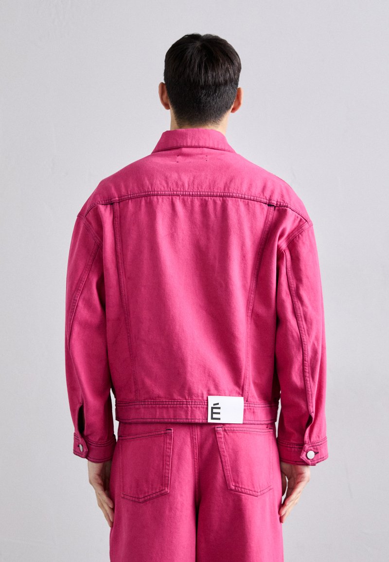Études LOOSE JACKET - Denim jacket - fuchsia