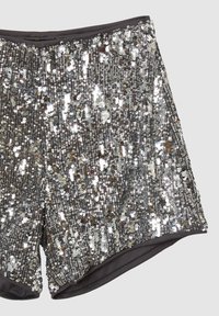 Shorts con paillettes dalla forma aderente, caratterizzati da paillettes iridescenti argentate, grigie e nere che coprono la parte frontale, con una cintura liscia.
