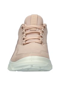 Sneakers rosa chiaro con una tomaia in pelle liscia, linguetta in mesh e lacci texture. Presentano una suola in gomma bianca spessa con trazione.