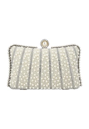 Geantă plic împodobită cu rânduri de perle albe și mărgele argintii, având o închizătoare mare cu perlă în partea superioară.
