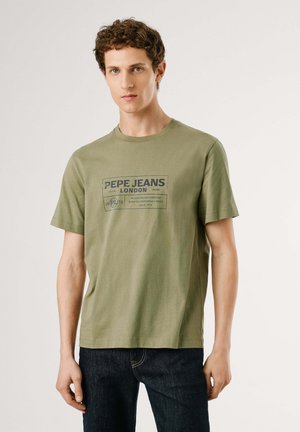 Maslinasto zelena pamučna majica kratkih rukava s zaobljenim izrezom. Prednji grafički prikaz sadrži natpis "PEPE JEANS LONDON" i dodatni tekst.