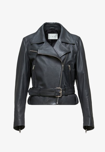 Schwarze Leder-Motorradjacke mit Gürtel, ausgestattet mit einem Reißverschluss vorne, zwei Seitentaschen und asymmetrischen lapellen. Glatte Textur.