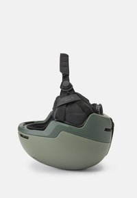 Casco verde con un'esterno liscio e lucido e un interno nero testurizzato. Dotato di cinture regolabili per una vestibilità sicura e aperture per la ventilazione.