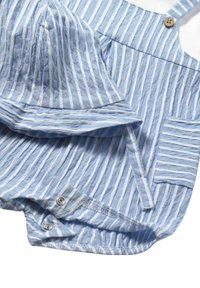Conjunto de tela a rayas azules y blancas con un sombrero de sol a juego. El conjunto incluye botones, un bolsillo y una textura suave.