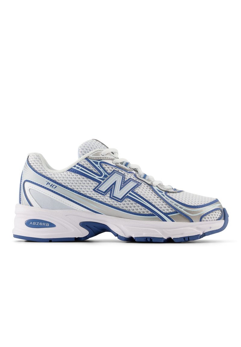 Zapatilla deportiva blanca con detalles en azul, parte superior de malla y suela acolchada. Presenta el logo "N" y la marca "ABZORB" en el talón.