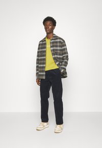 Calvin Klein HERO LOGO COMFORT - Apdrukāts T-krekls - tuscan olive
