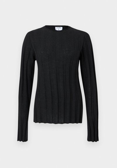 Pull en tricot noir à manches longues côtelées avec col rond, silhouette légèrement ajustée, ourlet et poignets échancrés.