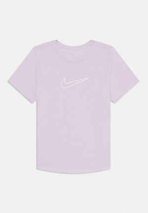 Lys lilla Nike t-shirt med korte ærmer, rund hals og en hvid Nike swoosh logo på fronten. Glat bomulds materiale.