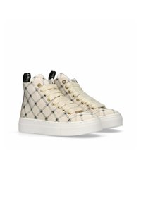 Sneakers in tela alta color crema con un motivo a griglia nera. Caratteristiche includono occhielli dorati, lacci spessi color crema e una suola in gomma bianca.