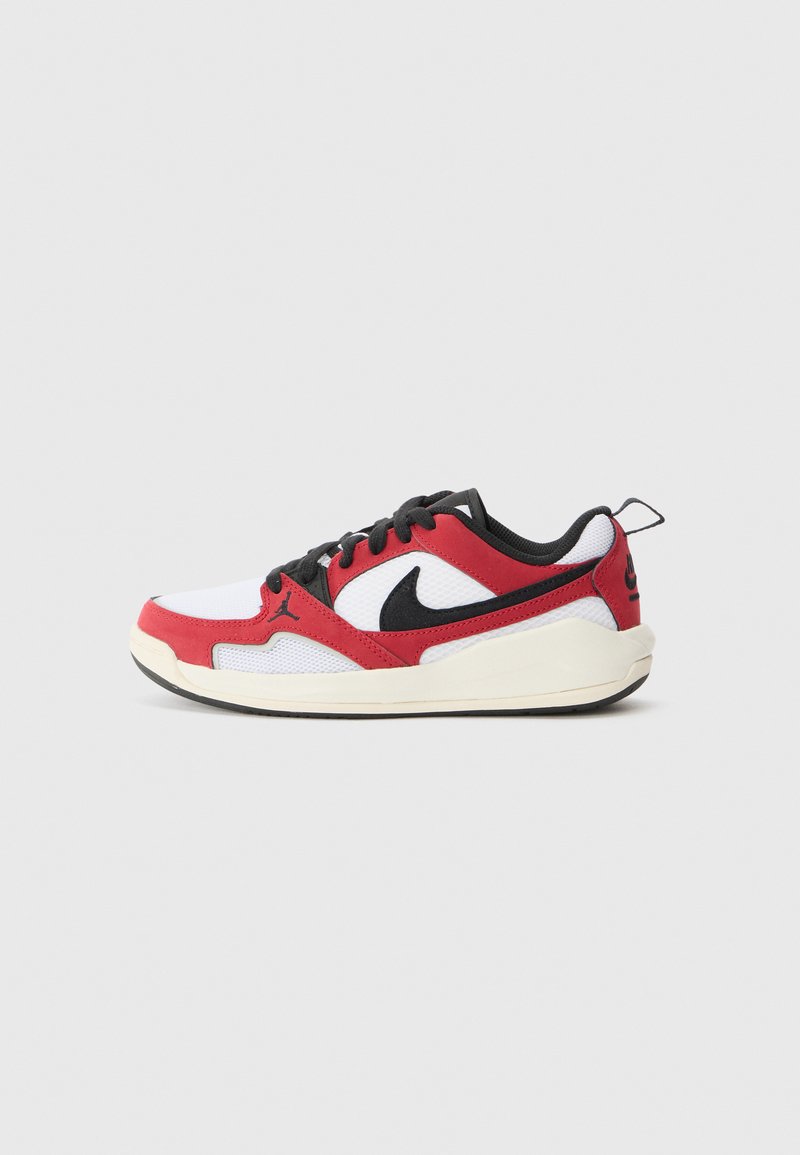 Nike tenisice s bijelim mrežastim gornjištem, crvenim sintetičkim preklopima, crnim detaljima i kremasto bijelim potplatom. Imaju malu petu i sistem vezivanja.