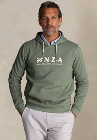 Groene katoenen hoodie met een voorzak, met een witte geprinte logo "N.Z.A New Zealand Auckland" en accentuering met een trekkoord.